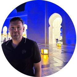 Vállalkozó Dubajban éjszaka – hagyomány és modern üzleti világ találkozása