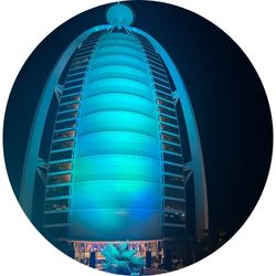Burj Al Arab Dubajban éjszaka – prémium üzleti környezet, ahol a MAD Consulting működik