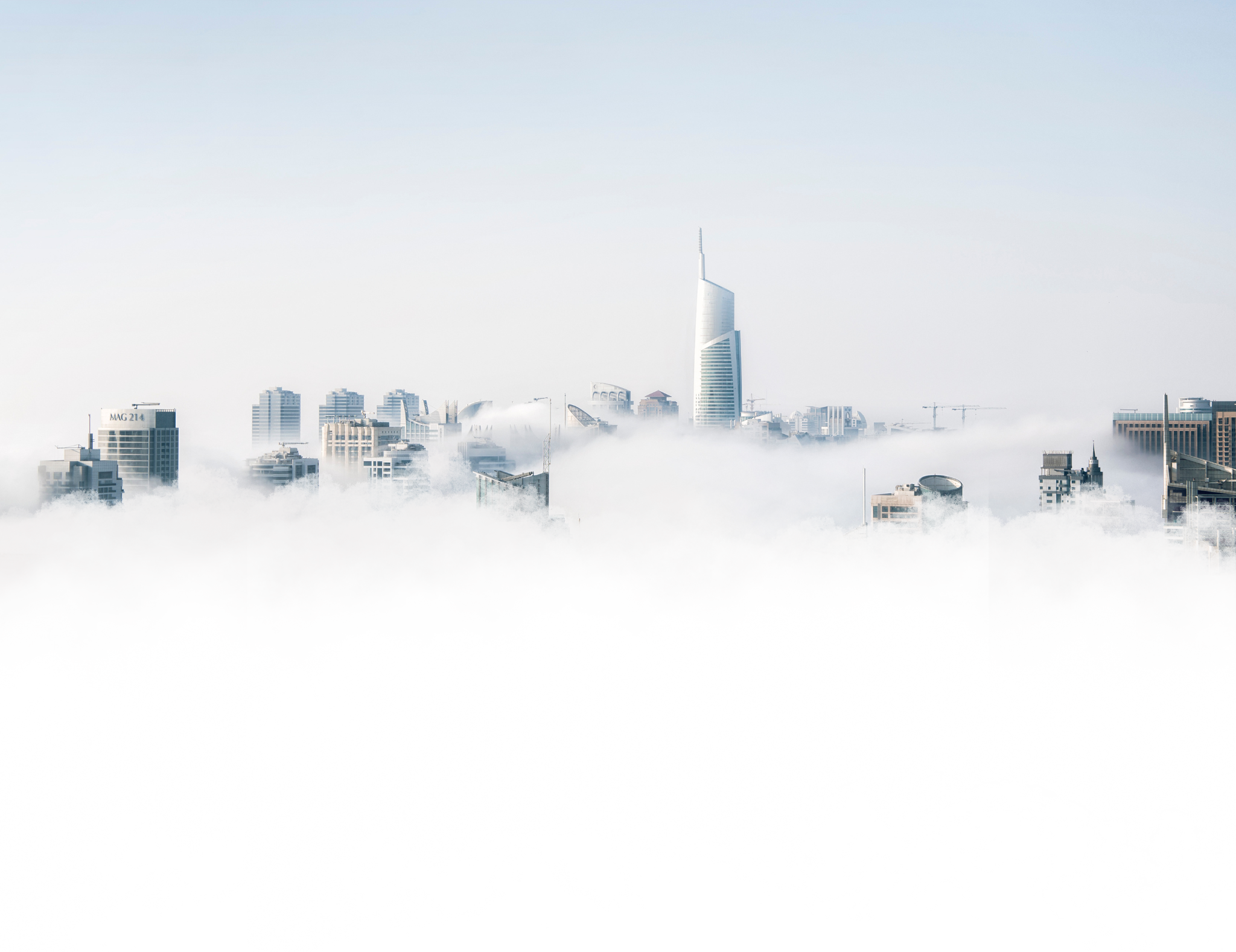 Modern üzleti negyed Dubajban felhőbe burkolózva – céges környezet vállalkozásoknak